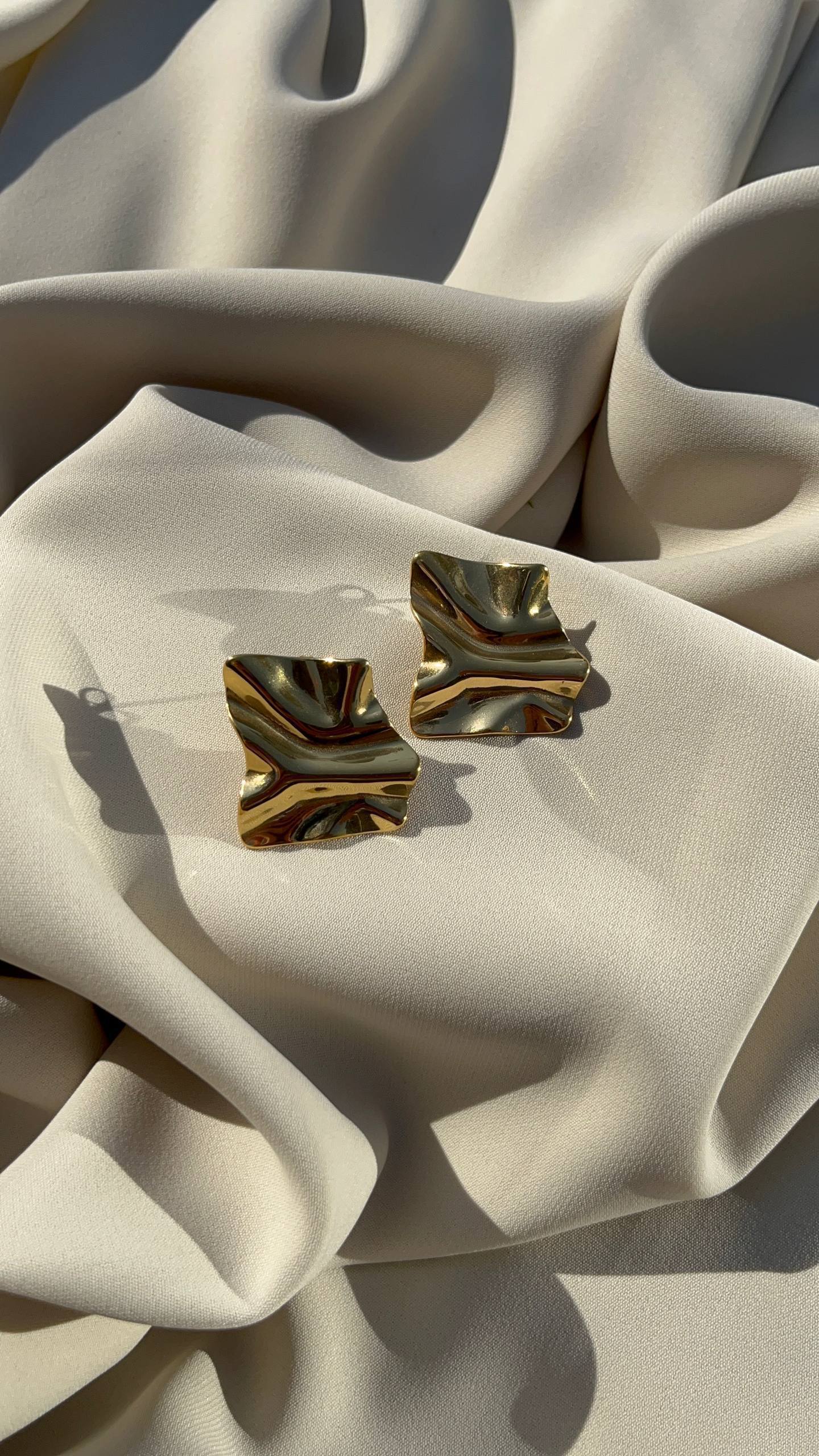 Golden Glow Wave Earrings Edition