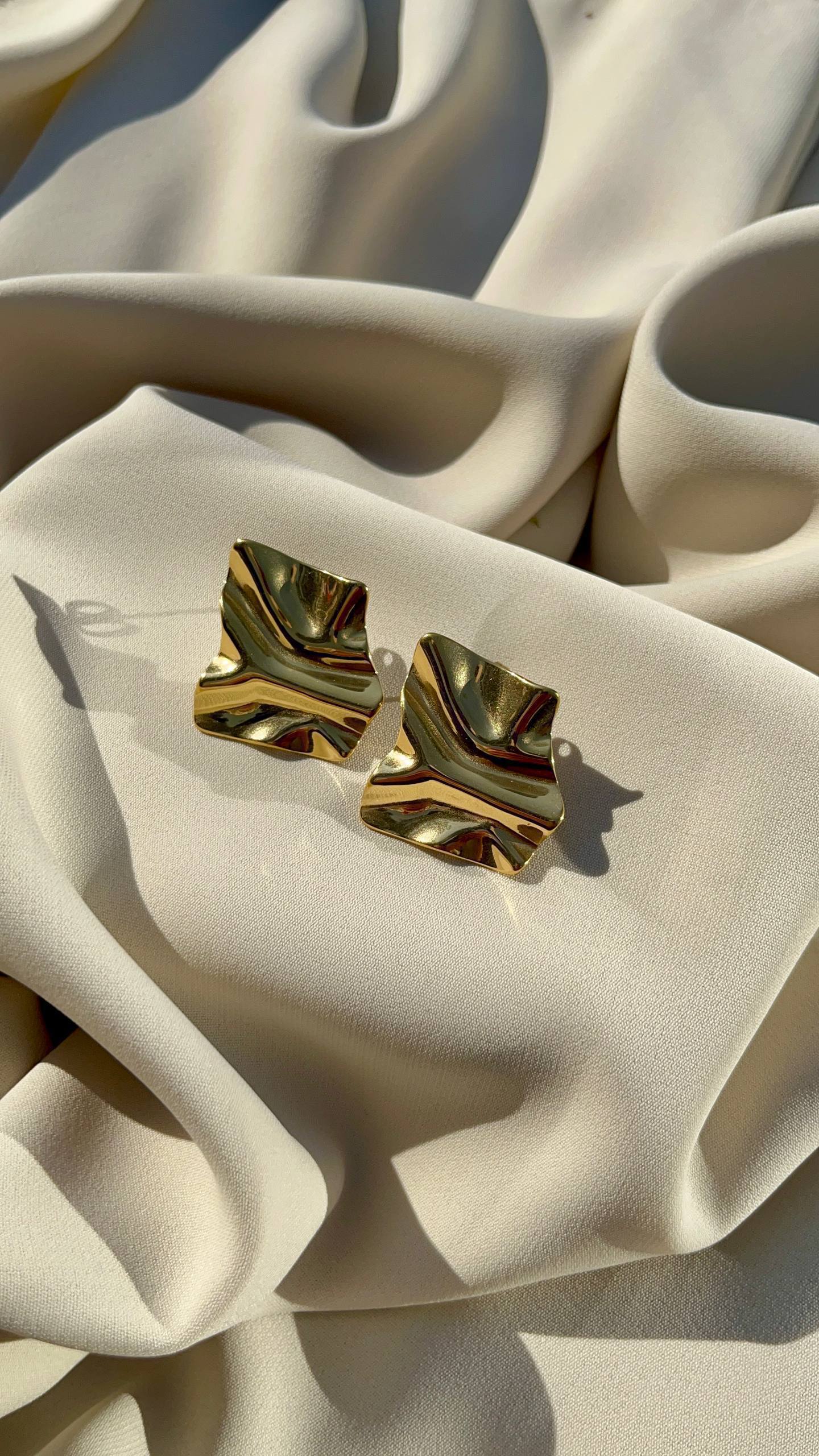 Golden Glow Wave Earrings Edition