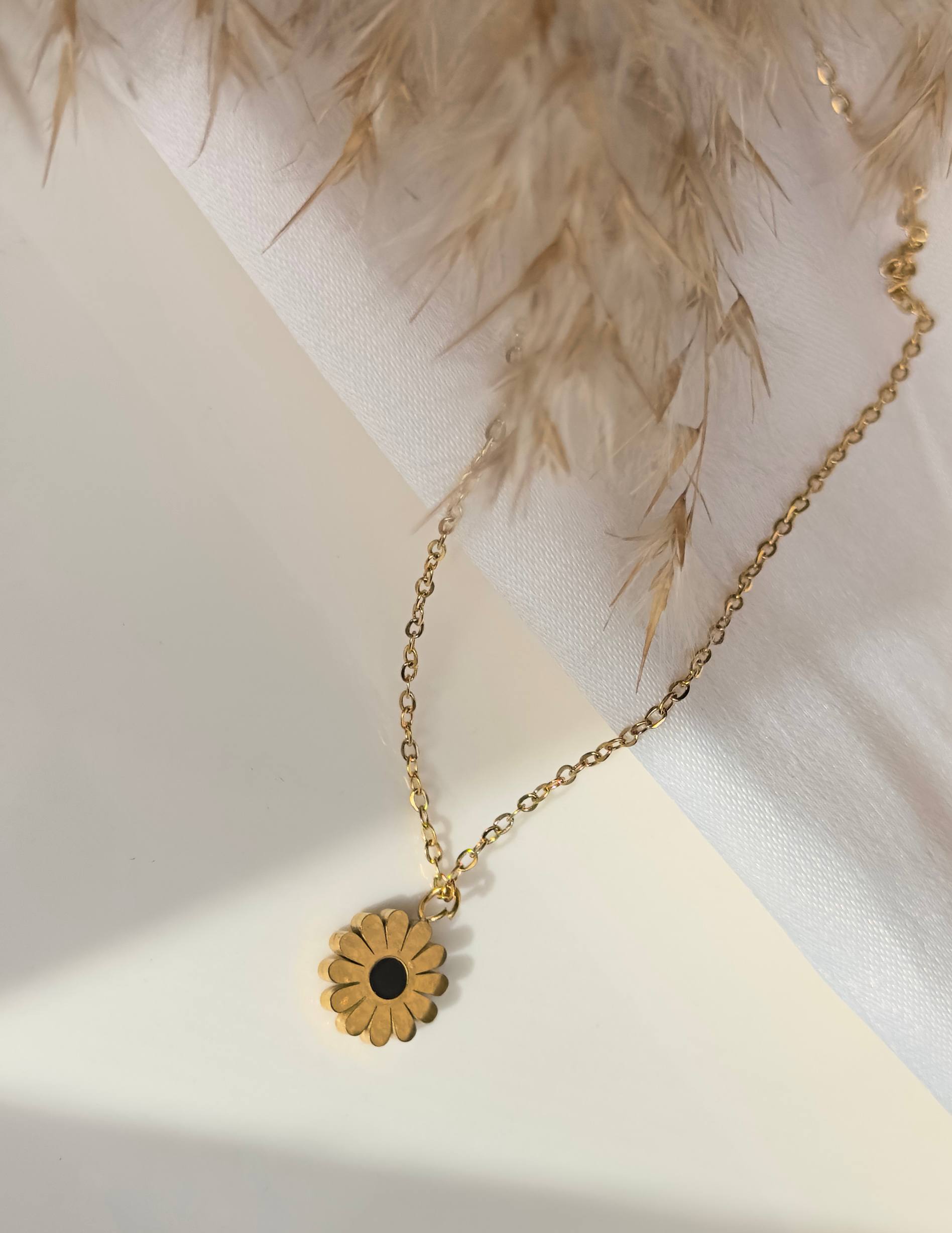 Golden Glow Necklace Edition